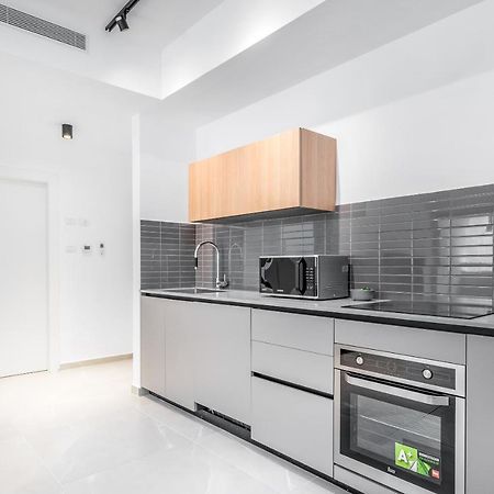 Stunning 1 Bdr With Balcony On Sheinkin St Apartment Tel Aviv Bagian luar foto