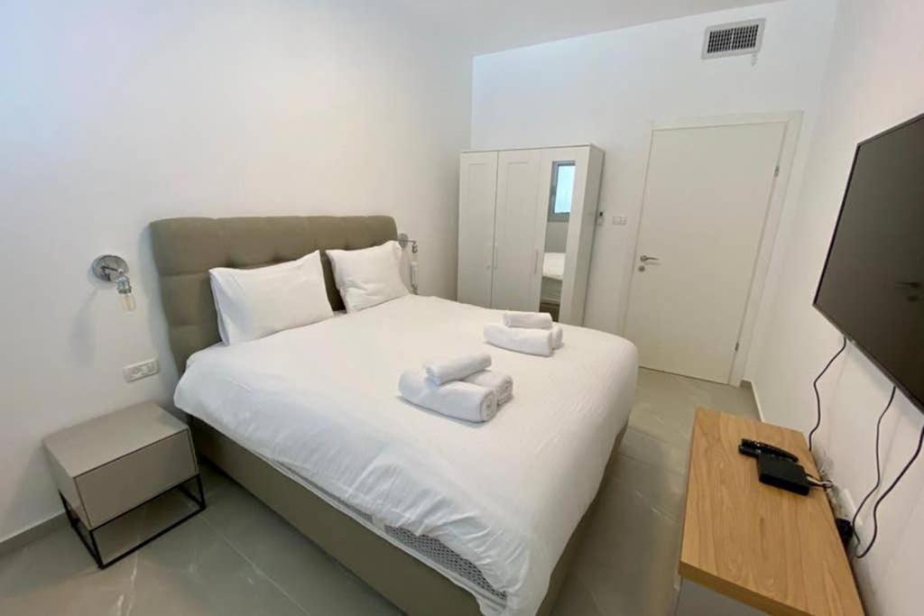 Stunning 1 Bdr With Balcony On Sheinkin St Apartment Tel Aviv Bagian luar foto