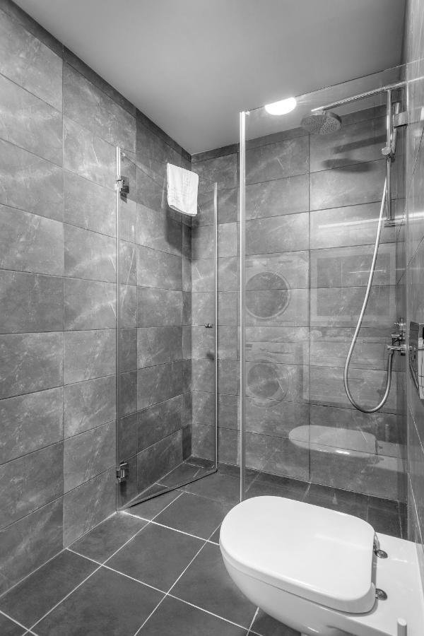 Stunning 1 Bdr With Balcony On Sheinkin St Apartment Tel Aviv Bagian luar foto