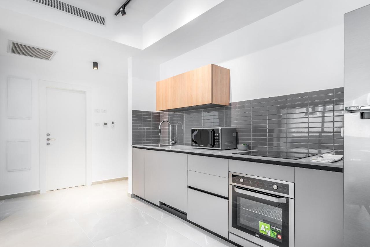 Stunning 1 Bdr With Balcony On Sheinkin St Apartment Tel Aviv Bagian luar foto
